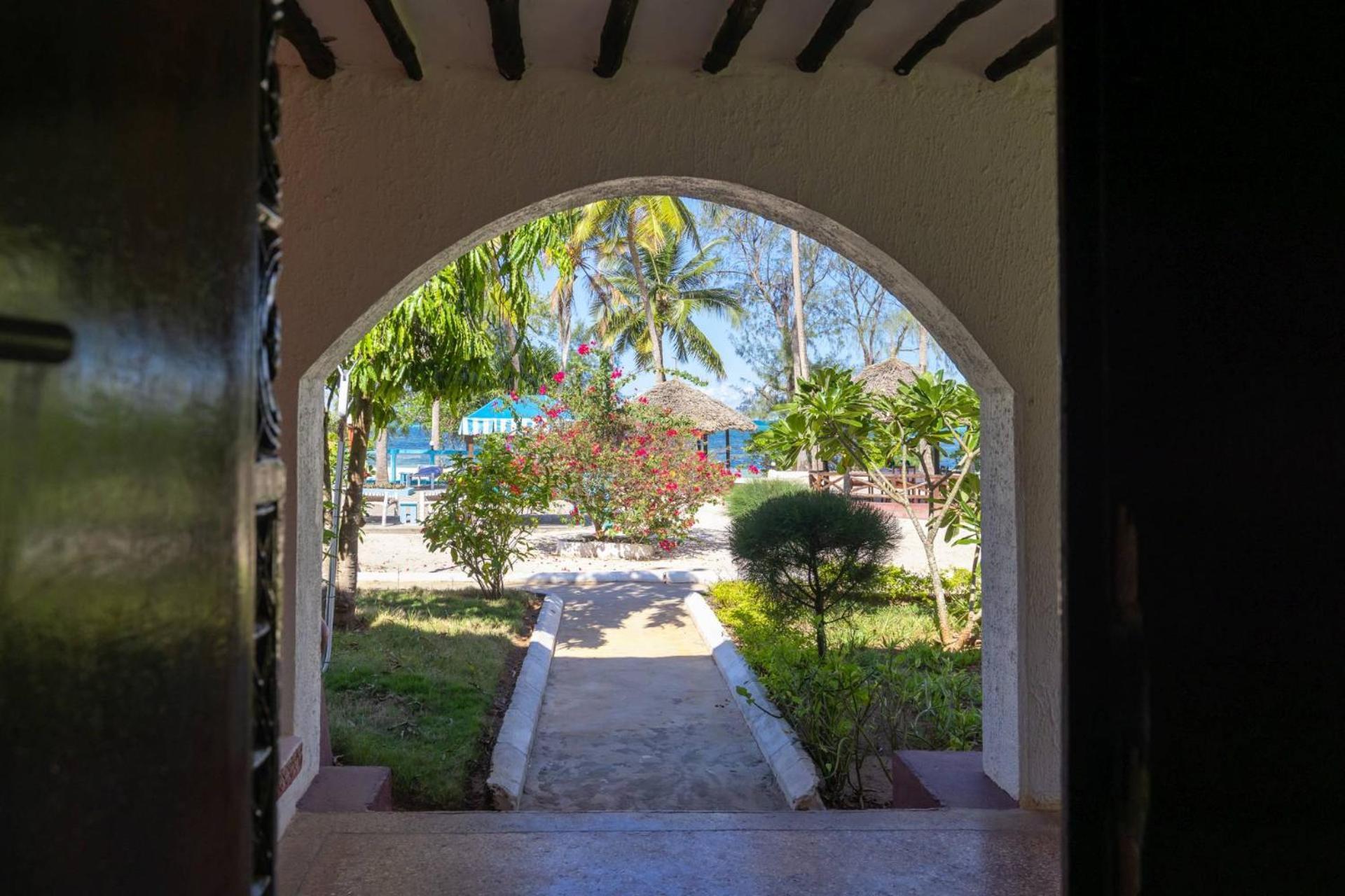 Golden Clove Beach Resort&Spa Uroa Exterior foto